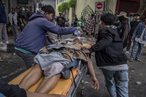 Tim kesehatan memberikan pertolongan pertama kepada pengunjuk rasa yang terluka di saat aksi di depan Kantor Bupati Pati, Kabupaten Pati, Jawa Tengah, Rabu (13/8/2025). Foto: Aji Styawan/ANTARA FOTO