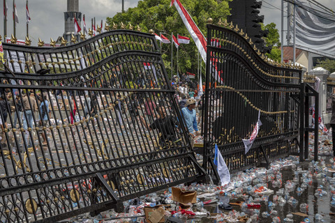 Massa melempari kawasan Kantor Bupati Pati dengan air mineral saat berunjuk rasa di Kabupaten Pati, Jawa Tengah, Rabu (13/8/2025). Foto: Aji Styawan/ANTARA FOTO