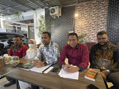 Konferensi pers Tim Penyidik Satreskrim Polsek Maba Selatan, Halmahera Timur, usai melakukan pemeriksaan terhadap istri dari tersangka kasus dugaan pembunuhan terhadap pegawai Badan Pusat Statistik berinisial KLP di Kota Ternate, Rabu (13/8/2025). Foto: kumparan