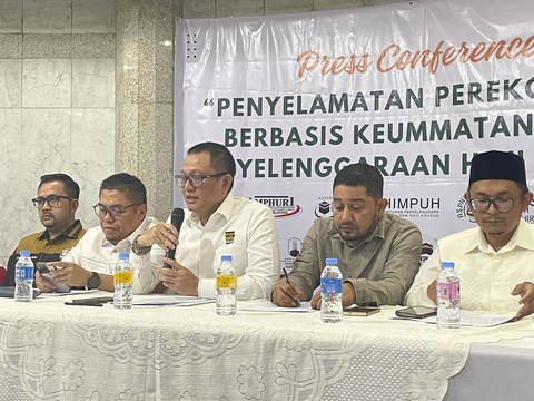 Ketua Umum Himpuh, Muhammad Firman Taufik (tengah), saat menyampaikan catatan dan usulan asosiasi penyelenggara haji dan umrah terkait RUU Haji dan Umrah, di Ballroom Sunda Kelapa, Jakarta Pusat, Rabu (13/8/2025). Foto: Fadhil Pramudya/kumparan