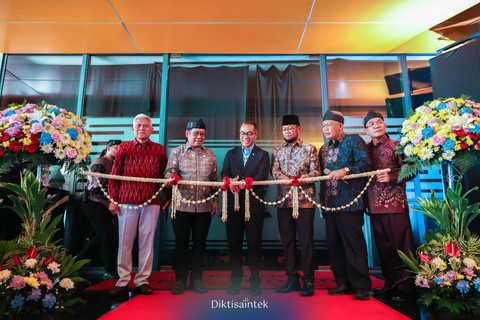 Mendiktisaintek, Prof. Brian Yuliarto, Ph.D. (ketiga dari kiri), bersama Deputi Kemenko PMK Prof. Ojat Darojat, M.Bus., Ph.D. (ketiga dari kanan), Rektor UT, Dr. Mohammad Yunus, S.S., M.A. (kedua dari kiri) pada peresmian Gedung Prof. Setijadi di Kantor UT Pusat, Pondok Cabe, Tangerang Selatan, Rabu (13/8). Foto: Dok. Istimewa