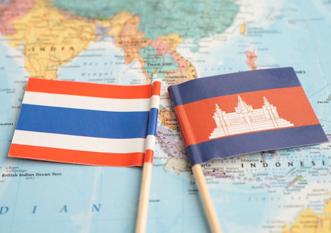 Bendera Kamboja dan Thailand. Foto: Sasirin Pamai. Shutterstock