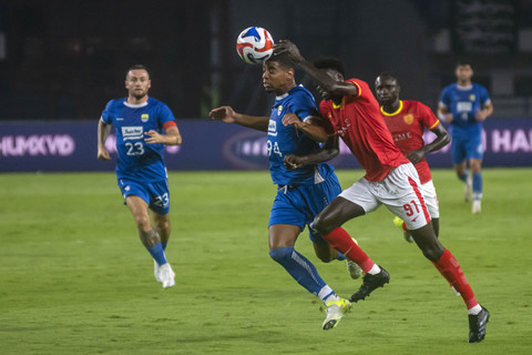 Pesepak bola Persib Bandung Uilliam Barros Pereira berebut bola dengan pesepak bola Manila Digger FC David Sambou pada babak play-off AFC Champions League Two 2025/2026 di Stadion Gelora Bandung Lautan...                    </div>

                    <div class=