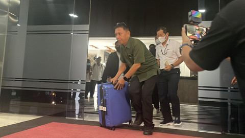 Penyidik KPK membawa 3 koper usai menggeledah Kantor Direktorat Jenderal Penyelenggaraan Haji dan Umrah (Ditjen PHU) Kementerian Agama (Kemenag), terkait kasus dugaan korupsi kuota haji 2024, Rabu (13/8/2025). Foto: Fadhil Pramudya/kumparan