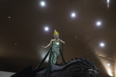 Musisi Yura Yunita mementaskan teater saat latihan final Pagelaran Sabang Merauke 2025 di Wana Graha Bhakti Yasa, DI Yogyakarta, Rabu (13/8/2025). Foto: Darryl Ramadhan/kumparan