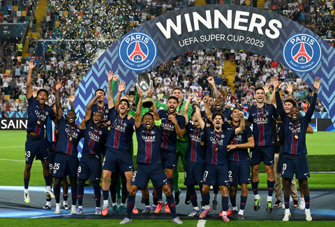 Selebrasi pemain Paris Saint-Germain (PSG) usai tekuk Tottenham Hotspur di laga Piala Super UEFA di Bluenergy Stadium, Italia, pada Kamis (14/8) dini hari WIB. Foto: REUTERS/Jennifer Lorenzini
