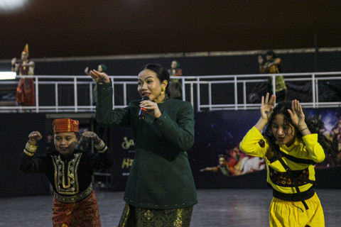 Musisi Yura Yunita mementaskan teater saat latihan final Pagelaran Sabang Merauke 2025 di Wana Graha Bhakti Yasa, DI Yogyakarta, Rabu (13/8/2025).  Foto: Darryl Ramadhan/kumparan