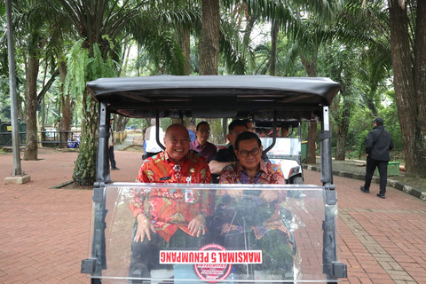 Gubernur DKI Jakarta Pramono Anung meninjau Taman Margasatwa Ragunan, Jakarta, Kamis (14/8/2025). Foto: Febria Adha Larasati/kumparan
