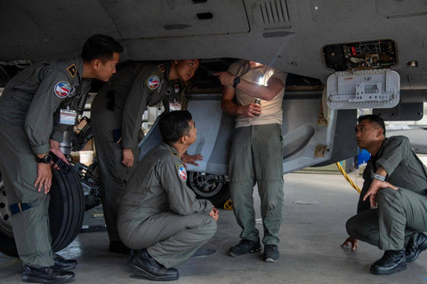 Penerbang TNI AU belajar tentang pesawat tempur Rafale di Prancis, Agustus 2025.  Foto: Facebook/TNI Angkatan Udara