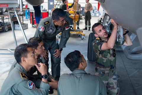Penerbang TNI AU belajar tentang pesawat tempur Rafale di Prancis, Agustus 2025.  Foto: Facebook/TNI Angkatan Udara