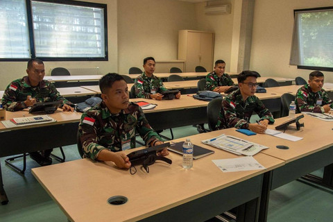 Anggota TNI AU belajar tentang pesawat tempur Rafale di Prancis, Agustus 2025.  Foto: Facebook/TNI Angkatan Udara