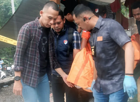 Petugas mengangkat jenazah korban pembunuhan di Jatiluhur, Kab. Purwakarta, Selasa (12/8/2025). Foto: Dok Polres Purwakarta
