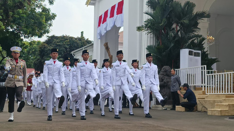 Calon Pasukan Pengibar Bendera Pusaka (Paskibraka) yang akan bertugas dalam upacara peringatan HUT ke-80 RI menggelar gladi bersih di Halaman Istana Merdeka, Jakarta Pusat, Kamis (14/8/2025). Foto: Zamachsyari/kumparan