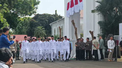 Calon Pasukan Pengibar Bendera Pusaka (Paskibraka) yang akan bertugas dalam upacara peringatan HUT ke-80 RI menggelar gladi bersih di Halaman Istana Merdeka, Jakarta Pusat, Kamis (14/8/2025). Foto: Zamachsyari/kumparan