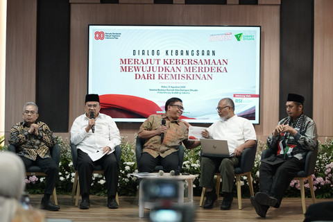(Kiri ke kanan) Yudi Latif, Ph.D. sebagai Aktivis Hukum dan Demokrasi, Dr. H. Rahmat Hidayat, SE., MT. selaku Sekjen Dewan Masjid Indonesia, Parni Hadi sebagai Inisiator & Ketua Pembina YDDR, Dr. Bambang Widjojanto sebagai Aktivis Hukum dan Demokrasi, dan Dr. KH. Muhammad Zaitun Rasmin, Lc., M.A sebagai Wakil Sekretaris Dewan Pertimbangan MUI pada acara Sarasehan Tokoh Bangsa bertema Merajut Kebersamaan, Mewujudkan Merdeka dari Kemiskinan di Sasana Budaya Rumah Kita Dompet Dhuafa, Jakarta Selatan, Rabu (13/8). Foto: Dok. Dompet Dhuafa