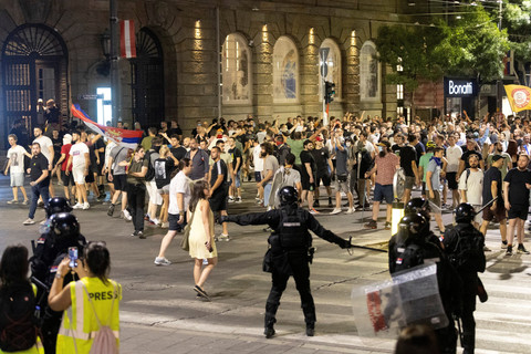 Polisi mengamankan demo pendukung partai berkuasa dan pengunjuk rasa anti-pemerintah di Beograd, Serbia, Rabu (13/8/2025). Foto: Djordje Kojadinovic/REUTERS