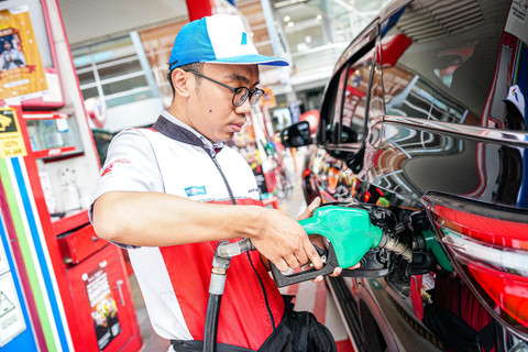 Petugas SPBU Pertamina saat mengisi BBM Pertamina Dex. Foto: Dok. Pertamina