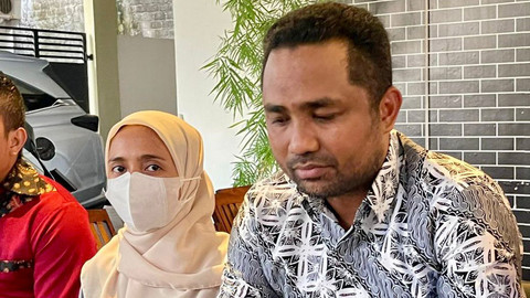 Almira (kiri) didampingi Penasehat Hukum, Rusdi Bachmid saat memberikan keterangan pers, Kamis (14/8). Foto: Dok. Istimewa