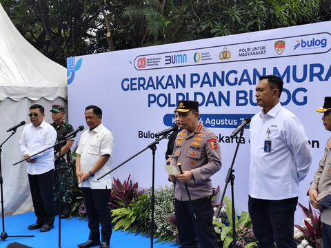 Kapolri dan Menteri Dalam Negeri saat menyampaikan keterangan terkait pangan di Bulog Kanwil Jakarta pada Kamis (14/8). Foto: Rachmadi Rasyad/kumparan
