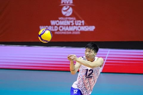 Pevoli Timnas Putri Vietnam U-21 Thi Hong Dang berusaha mengembalikan bola ke arah Timnas Indonesia U-21 pada pertandingan FIVB Women's U-21 World Championship 2025 di Jawa Pos Arena, Surabaya, Jawa Timur, Kamis (7/8/2025). Foto: Rizal Hanafi/ANTARA FOTO