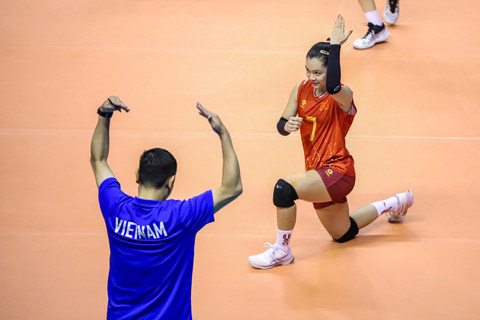 Pevoli Timnas Putri Vietnam U-21 Kieu Vy Ha (kanan) berselebrasi usai mencetak angka saat bertanding melawan Timnas Indonesia U-21 pada pertandingan FIVB Women's U-21 World Championship 2025 di Jawa Pos Arena, Surabaya, Jawa Timur, Kamis (7/8/2025).  Foto: Rizal Hanafi/ANTARA FOTO