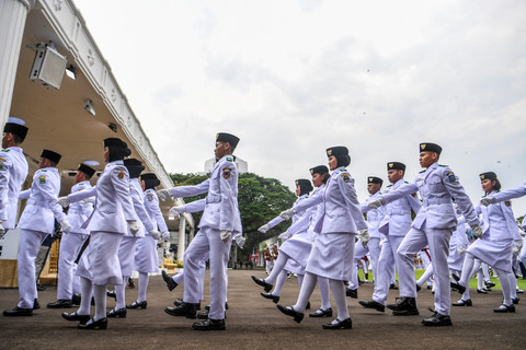 Calon anggota Paskibraka melangkah dalam barisan saat gladi bersih upacara peringatan HUT ke-80 RI di Halaman Istana Merdeka, Jakarta Pusat, Kamis (14/8/2025). Foto: Galih Pradipta/ANTARA FOTO