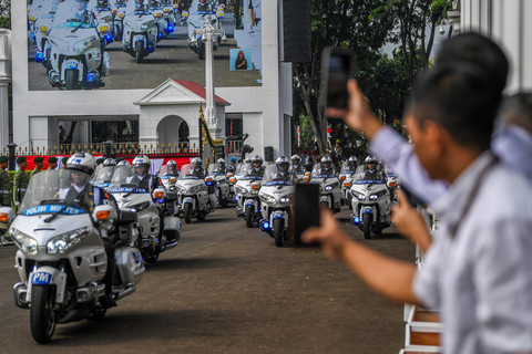 Personel Polisi Militer mengendarai sepeda motor dalam gladi bersih upacara peringatan HUT ke-80 RI di Halaman Istana Merdeka, Jakarta Pusat, Kamis (14/8/2025). Foto: Galih Pradipta/ANTARA FOTO