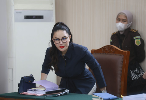 Terdakwa Nikita Mirzani menjalani sidang dengan agenda saksi di Pengadilan Negeri Jakarta Selatan, Jakarta, Kamis, (14/8/2025). Foto: Agus Apriyanto