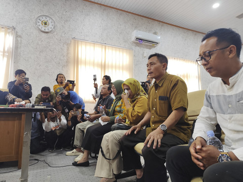 Lima orang eks pegawai honorer RSUD Soewondo Pati yang di PHK menghadiri rapat kerja pansus hak angket pemakzulan bupati, Kamis (14/8/2025). Foto: Intan Alliva Khansa/kumparan