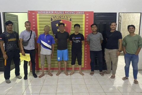 Penangkapan 3 tersangka penganiayaan kasus bocah diikat hingga disundut rokok di Polres Padang Lawas Sumatera Utara, Selasa (12/8/2025). Foto: Dok. Istimewa