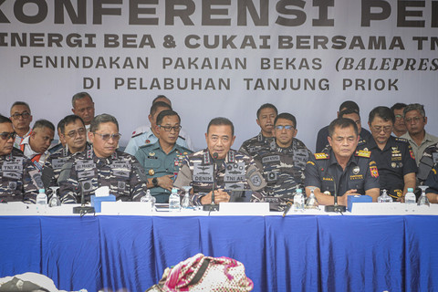 Panglima Komando Armada Republik Indonesia (Pangkoarmada RI) Laksamana Madya TNI Denih Hendrata bersama Dirjen Bea Cukai Djaka Budi Utama menggelar konferensi pers sitaan pakaian bekas di Pelabuhan Tanjung Priok, Jakarta, Rabu (14/8/2025). Foto: Iqbal Firdaus/kumparan