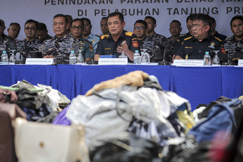 Panglima Komando Armada Republik Indonesia (Pangkoarmada RI) Laksamana Madya TNI Denih Hendrata bersama Dirjen Bea Cukai Djaka Budi Utama menunjukan barang bukti sitaan pakaian bekas di Pelabuhan Tanjung Priok, Jakarta, Rabu (14/8/2025). Foto: Iqbal Firdaus/kumparan
