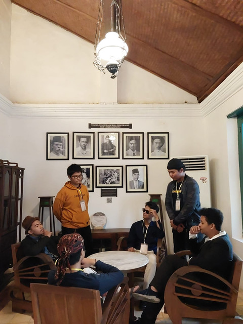 Gambar ruang tamu rumah H.O.S Tjokroaminoto, disitu saya dan kawan-kawan berpura-pura diskusi syukur-syukur kalau mirip. Sumber Foto: Dokumentasi pribadi (Galih Dien Fu'adi)