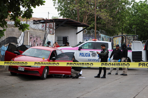 Petugas polisi bekerja di tempat kejadian perkara tempat seorang pria ditembak mati, seiring meningkatnya kekerasan dan gejolak ekonomi di Culiacan, satu tahun setelah penculikan dan ekstradisi pemimpin Kartel Sinaloa. Foto: REUTERS/Jesus Bustamante