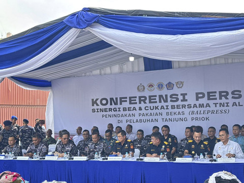 Konferensi pers penindakan balpres di Pelabuhan Tanjung Priok, Kamis (14/8/2025). Foto: Ave Airiza Gunanto/kumparan