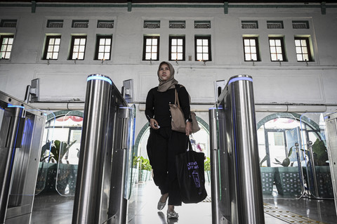 Calon penumpang kereta melakukan pemindaian wajah atau face recognition sebelum memasuki peron di Stasiun Pasar Senen, Jakarta, Kamis (14/8/2025). Foto: Fauzan/ANTARA FOTO