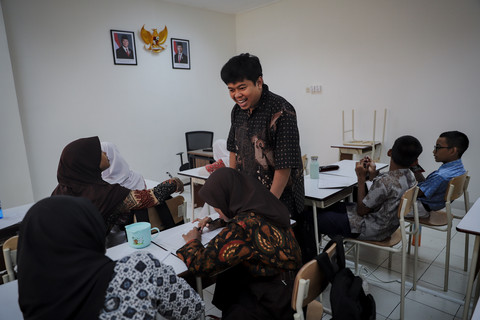 Kegiatan Mengajar: Siswa Sekolah Rakyat Menengah Pertama (SRMP) 6 Jakarta saat belajar pelajaran agama. Foto: Jamal Ramadhan/kumparan