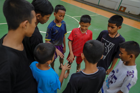 Kebersamaan: Sejumlah siswa Sekolah Rakyat Menengah Pertama (SRMP) 6 Jakarta bermain usai kegiatan belajar. Foto: Jamal Ramadhan/kumparan