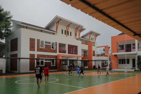 Lapangan Asrama: Sejumlah siswa bermain sepak bola usai kegiatan belajar di Sekolah Rakyat Menengah Pertama (SRMP) 6 Jakarta. Foto: Jamal Ramadhan/kumparan
