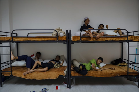 Kamar Asrama: Sejumlah siswa Sekolah Rakyat Menengah Pertama (SRMP) 6 Jakarta saat beraktivitas di dalam kamar asrama. Foto: Jamal Ramadhan/kumparan