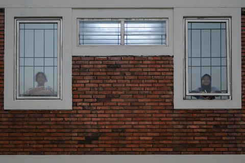 Jendela Asrama: Dua siswi Sekolah Rakyat Menengah Pertama (SRMP) 6 Jakarta saat memandang ke luar jendela di kamar asramanya. Foto: Jamal Ramadhan/kumparan