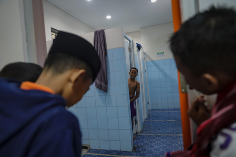 Antre Mandi: Sejumlah siswa menunggu temannya yang mandi di kawasan asrama Sekolah Rakyat Menengah Pertama (SRMP) 6 Jakarta. Foto: Jamal Ramadhan/kumparan