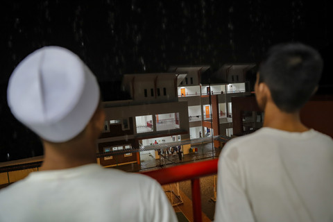 Asrama Luar: Dua siswa melihat gedung asrama putri Sekolah Rakyat Menengah Pertama (SRMP) 6 Jakarta. Foto: Jamal Ramadhan/kumparan