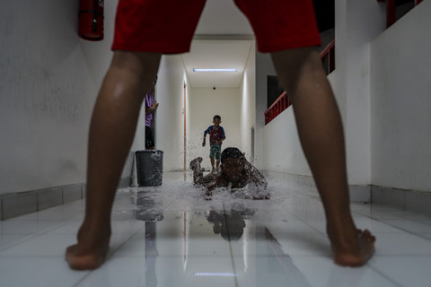 Membersihkan Lantai: Siswa Sekolah Rakyat Menengah Pertama (SRMP) 6 Jakarta bermain di sela waktu bersih-bersih lingkungan asrama. Foto: Jamal Ramadhan/kumparan