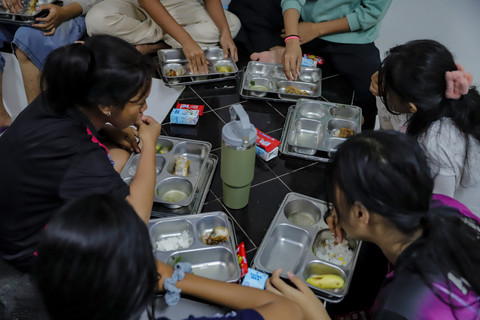 Makan Bersama: Sejumlah siswi Sekolah Rakyat Menengah Pertama (SRMP) 6 Jakarta pada jam makan malam. Foto: Jamal Ramadhan/kumparan