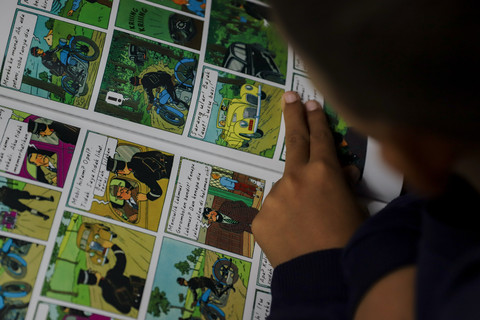 Membaca Buku: Siswa Sekolah Rakyat Menengah Pertama (SRMP) 6 Jakarta, Galih, sedang membaca komik di kamar asramanya. Foto: Jamal Ramadhan/kumparan