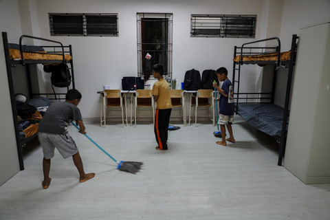 Membersihkan Kamar: Glen (kanan) bersama teman sekamarnya membersihkan lantai kamar asrama Sekolah Rakyat Menengah Pertama (SRMP) 6 Jakarta. Foto: Jamal Ramadhan/kumparan