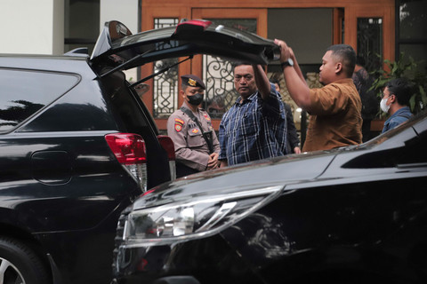 Sejumlah penyidik KPK berjalan keluar dari gedung perusahaan penyedia travel haji dan umrah Maktour di kawasan Otista, Jakarta, Kamis (14/8/2025). Foto: Iqbal Firdaus/kumparan