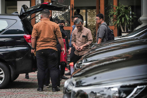 Sejumlah penyidik KPK berjalan keluar dari gedung perusahaan penyedia travel haji dan umrah Maktour di kawasan Otista, Jakarta, Kamis (14/8/2025). Foto: Iqbal Firdaus/kumparan