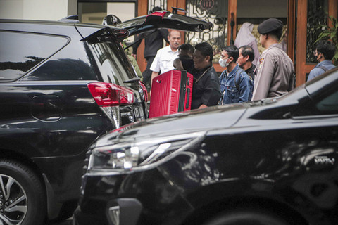 Sejumlah penyidik KPK membawa sejumlah barang ke dalam mobil dari gedung perusahaan penyedia travel haji dan umrah Maktour di kawasan Otista, Jakarta, Kamis (14/8/2025). Foto: Iqbal Firdaus/kumparan